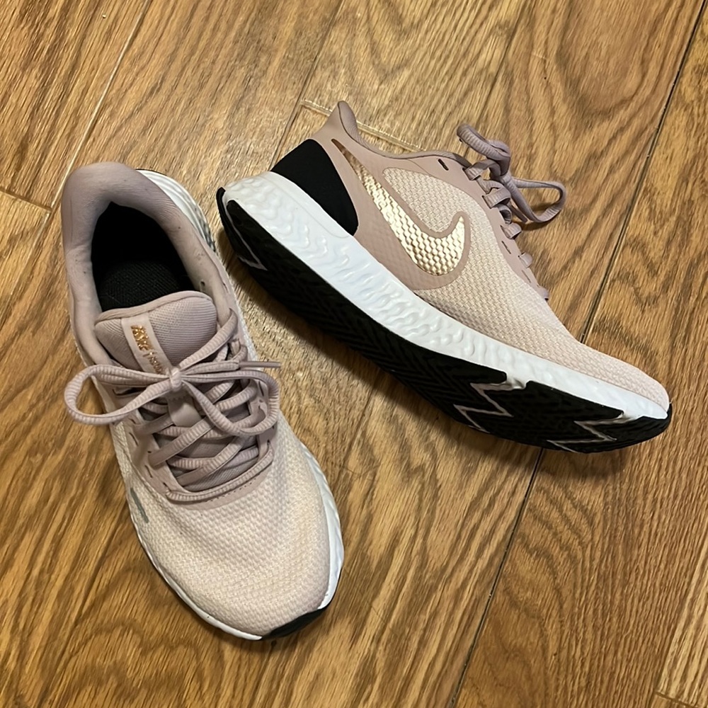Nike Women’s Revolution 5 Running Sneakers Shoes Barely Rose Metallic